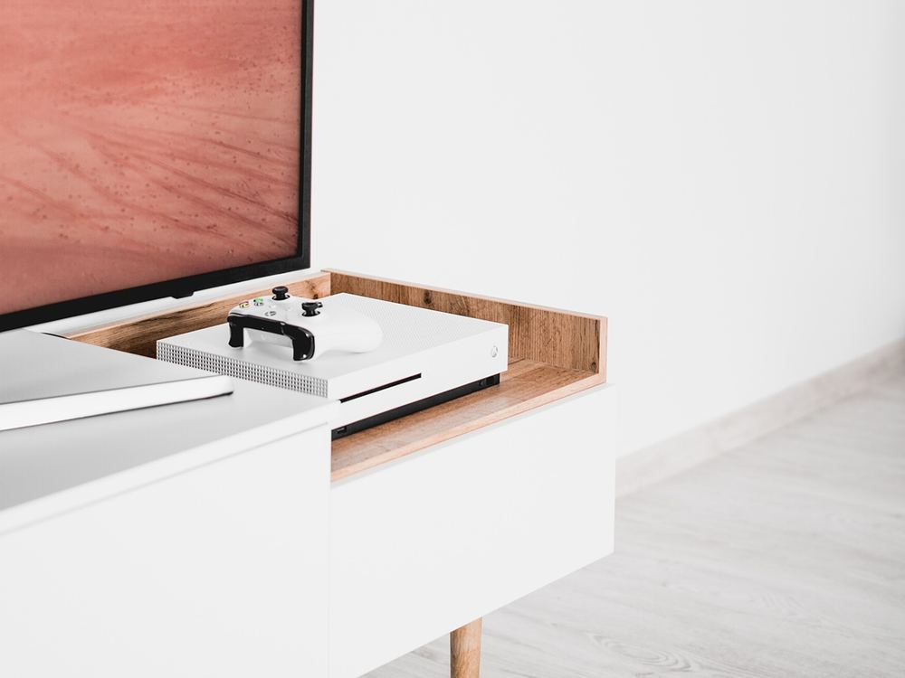 Houten bijzettafel met een lade in een lichte kamer