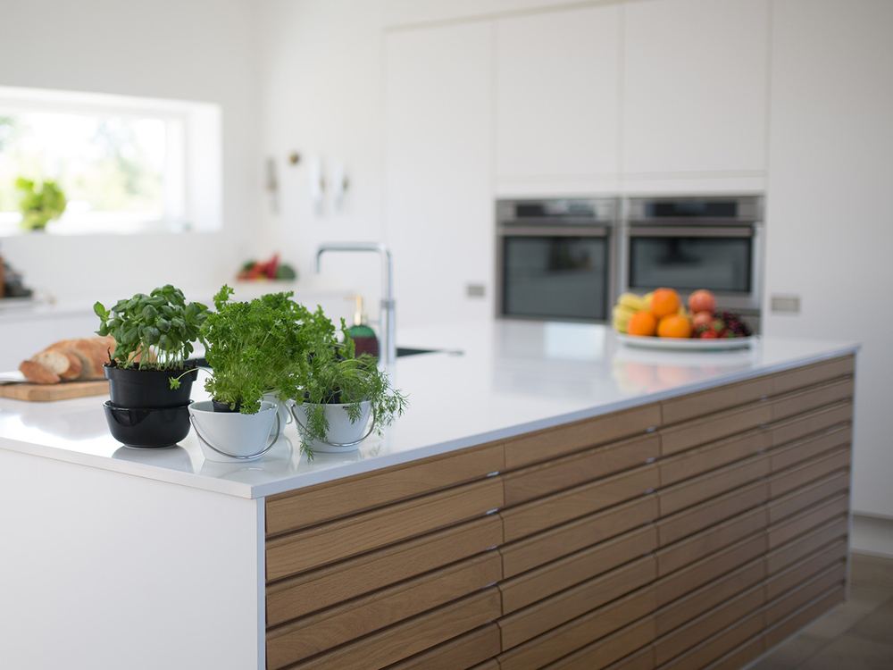 Verbouwde keuken met houten fronten en een lichte werkbladen